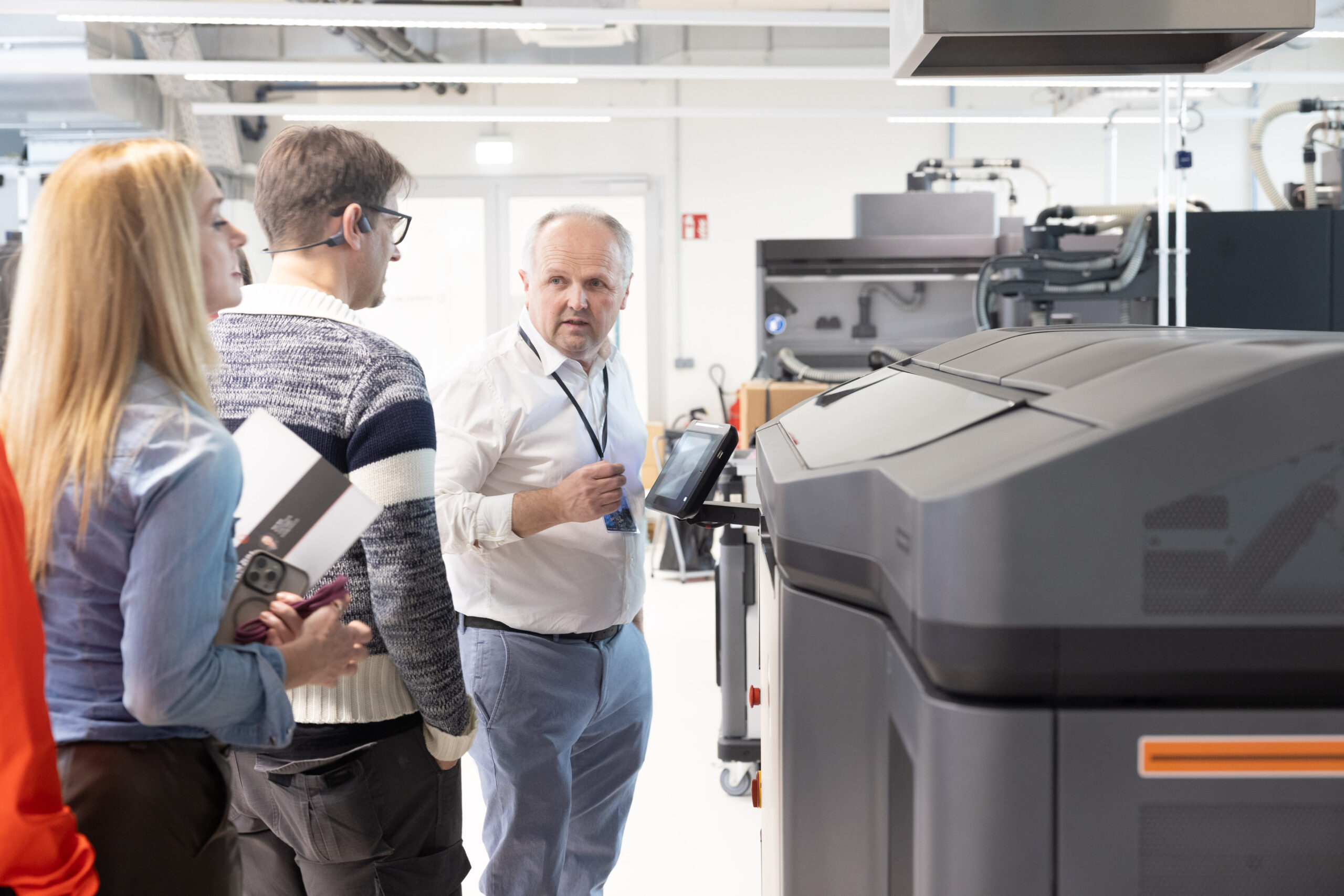 Robert Grünwald steht vor einem Industrie-3D-Drucker für Prototyping und industriellem 3D-Druck